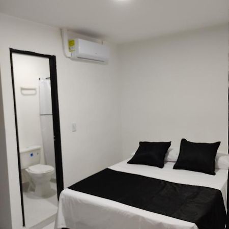 קאלי Hotel Black & White מראה חיצוני תמונה