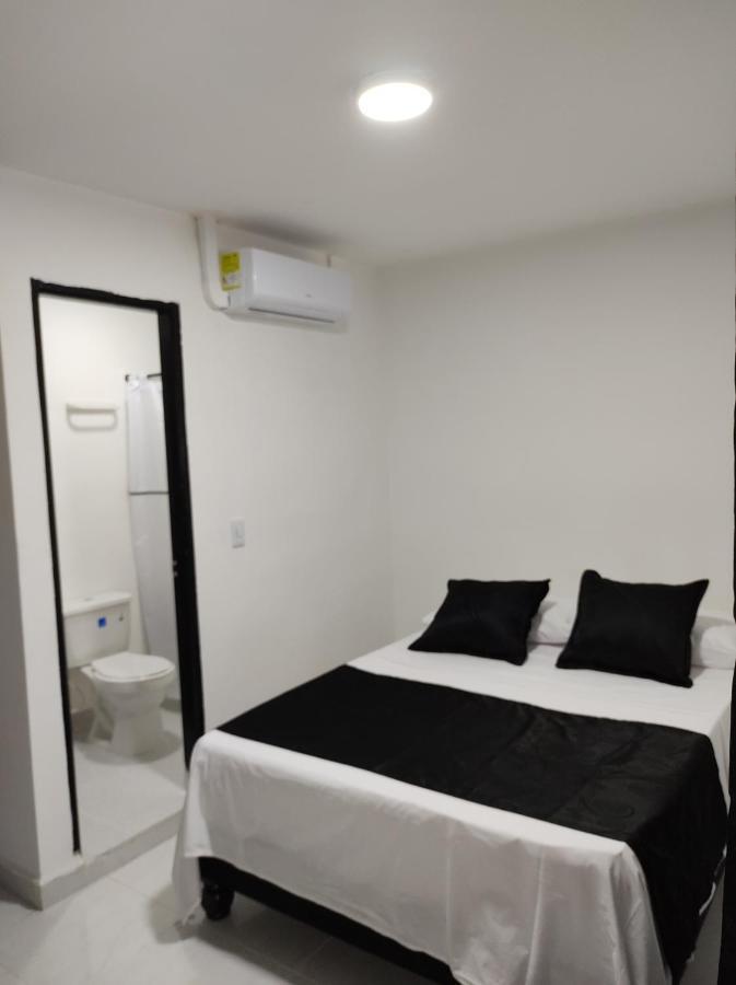 קאלי Hotel Black & White מראה חיצוני תמונה
