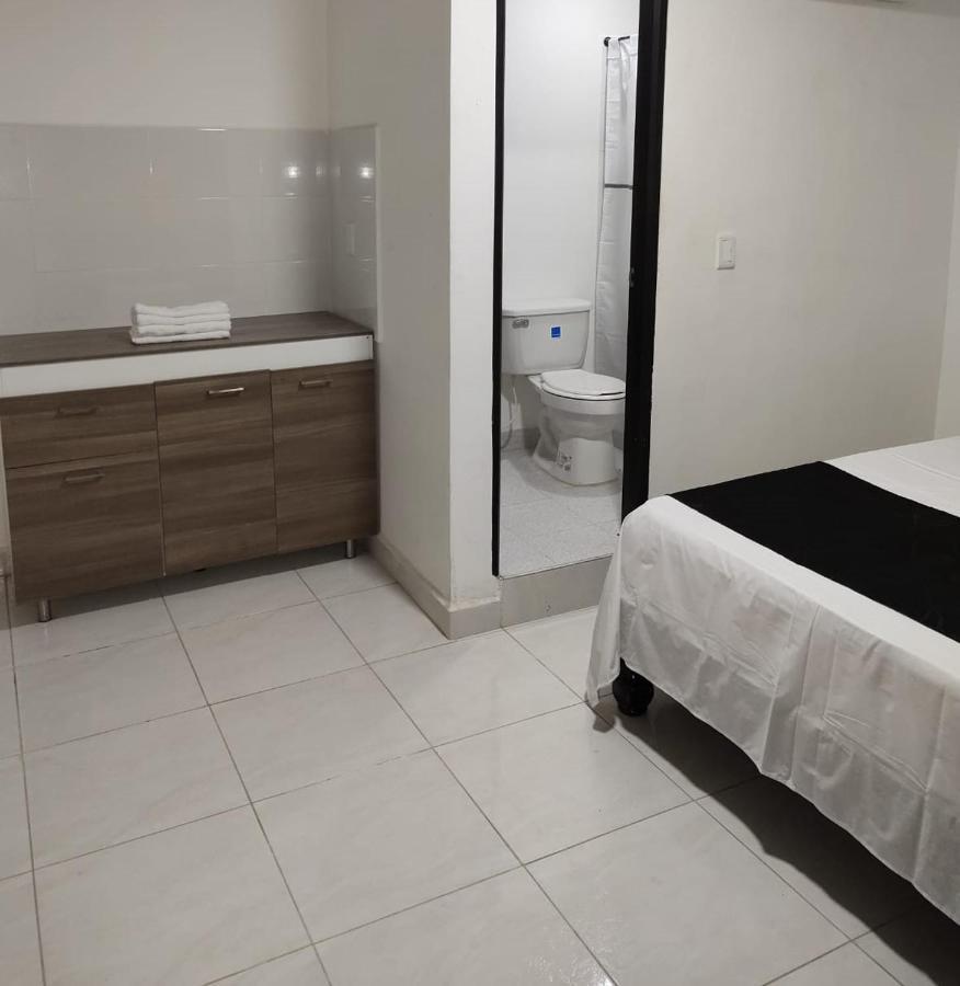 קאלי Hotel Black & White מראה חיצוני תמונה