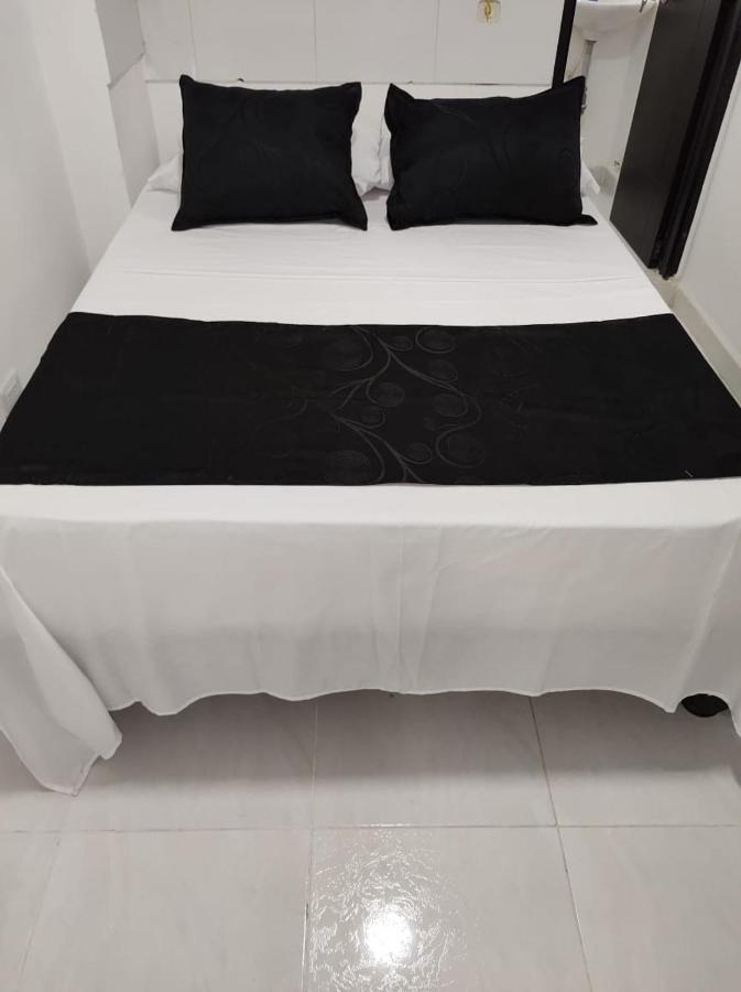 קאלי Hotel Black & White מראה חיצוני תמונה