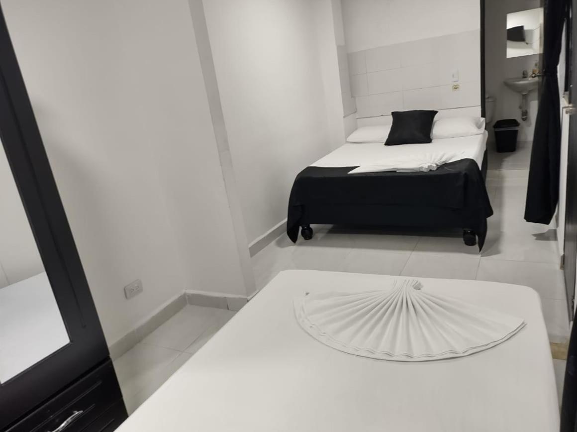 קאלי Hotel Black & White מראה חיצוני תמונה