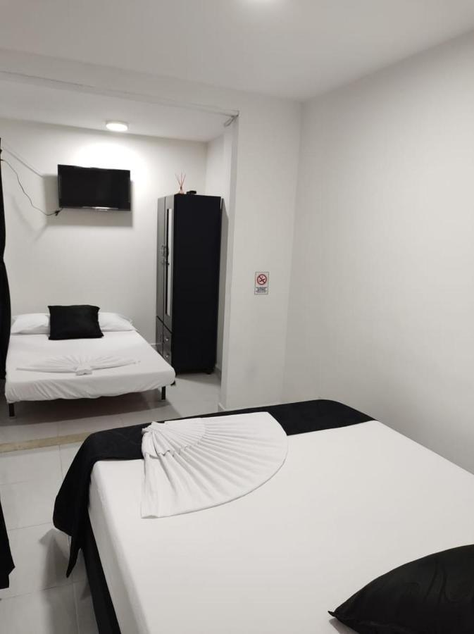 קאלי Hotel Black & White מראה חיצוני תמונה