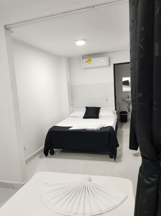 קאלי Hotel Black & White מראה חיצוני תמונה