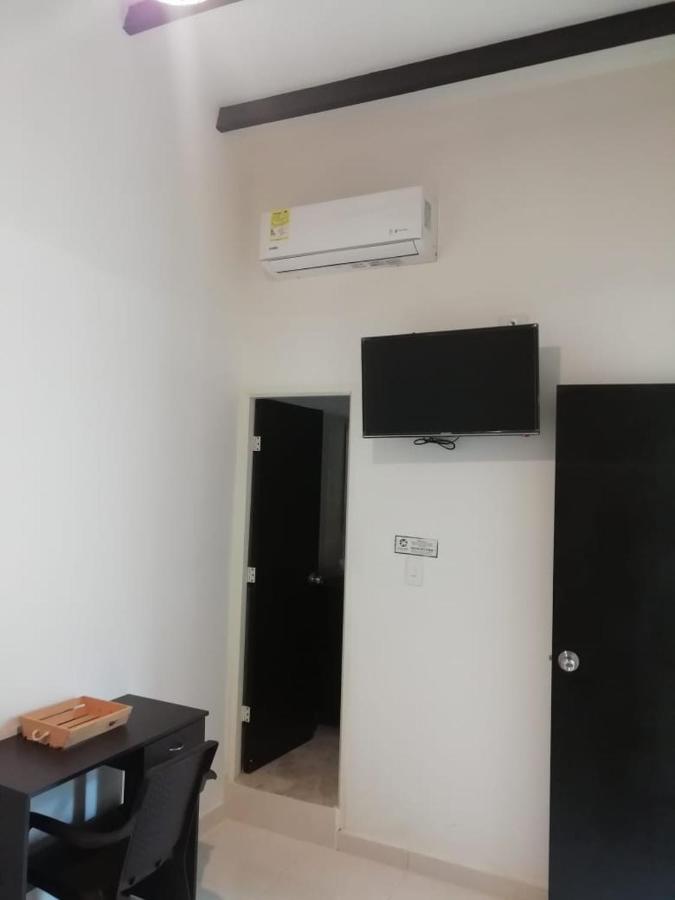 קאלי Hotel Black & White מראה חיצוני תמונה