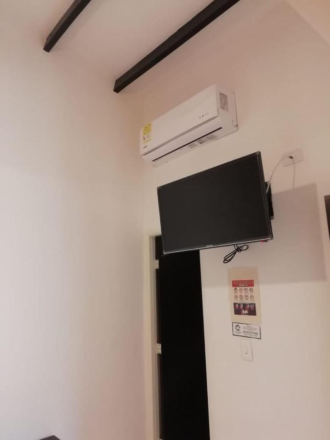 קאלי Hotel Black & White מראה חיצוני תמונה