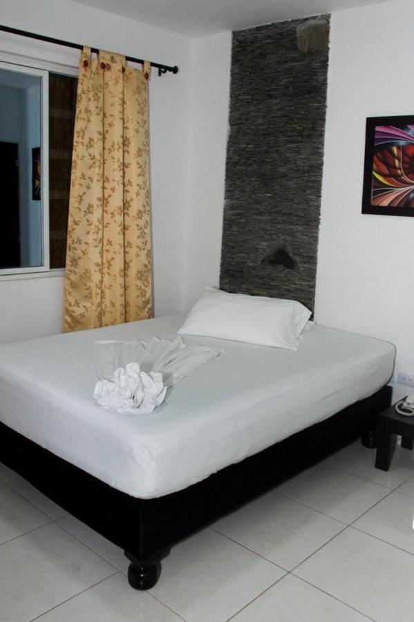 קאלי Hotel Black & White מראה חיצוני תמונה