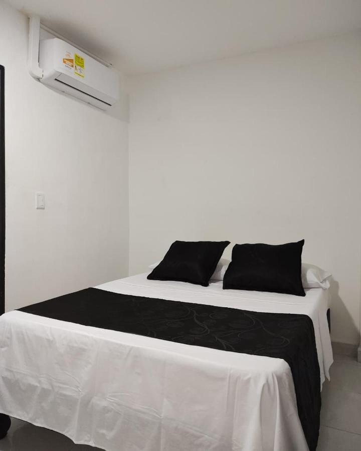 קאלי Hotel Black & White מראה חיצוני תמונה