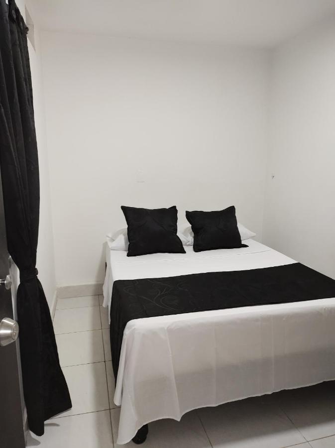 קאלי Hotel Black & White מראה חיצוני תמונה