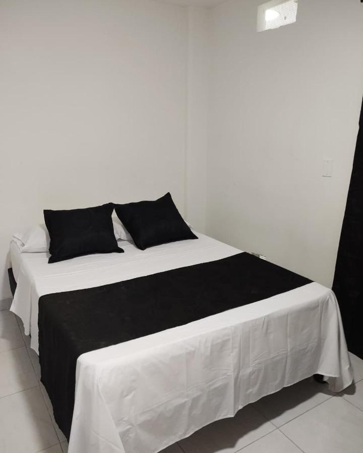 קאלי Hotel Black & White מראה חיצוני תמונה