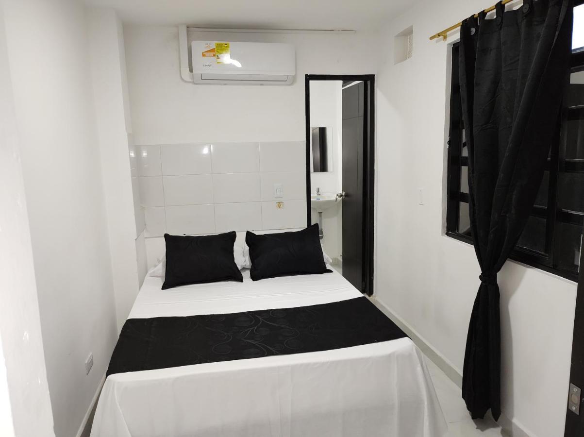 קאלי Hotel Black & White מראה חיצוני תמונה