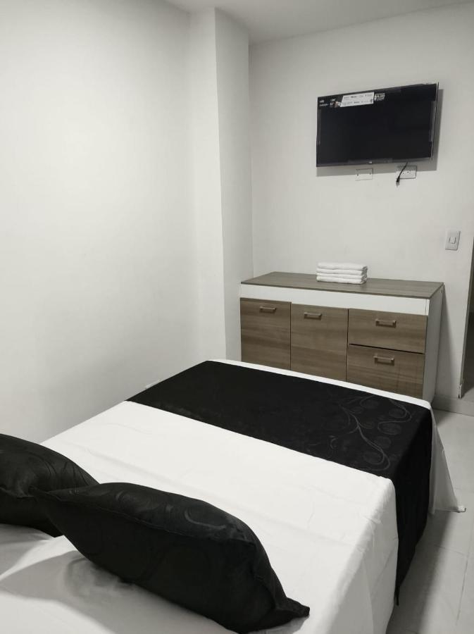 קאלי Hotel Black & White מראה חיצוני תמונה