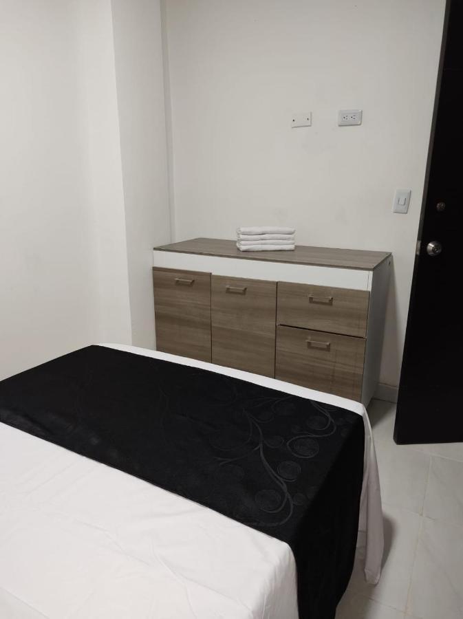 קאלי Hotel Black & White מראה חיצוני תמונה
