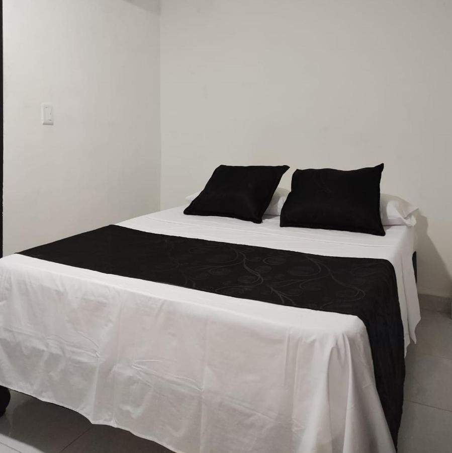קאלי Hotel Black & White מראה חיצוני תמונה